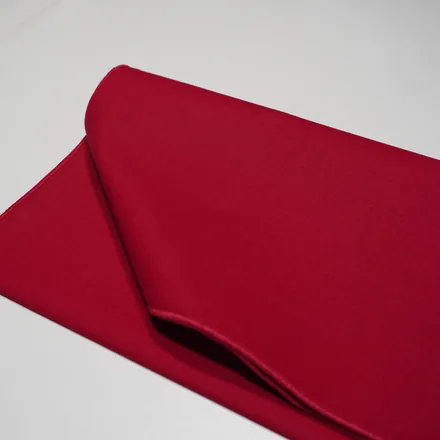 Foulard 01 · Rouge froid sombre vif, drapé