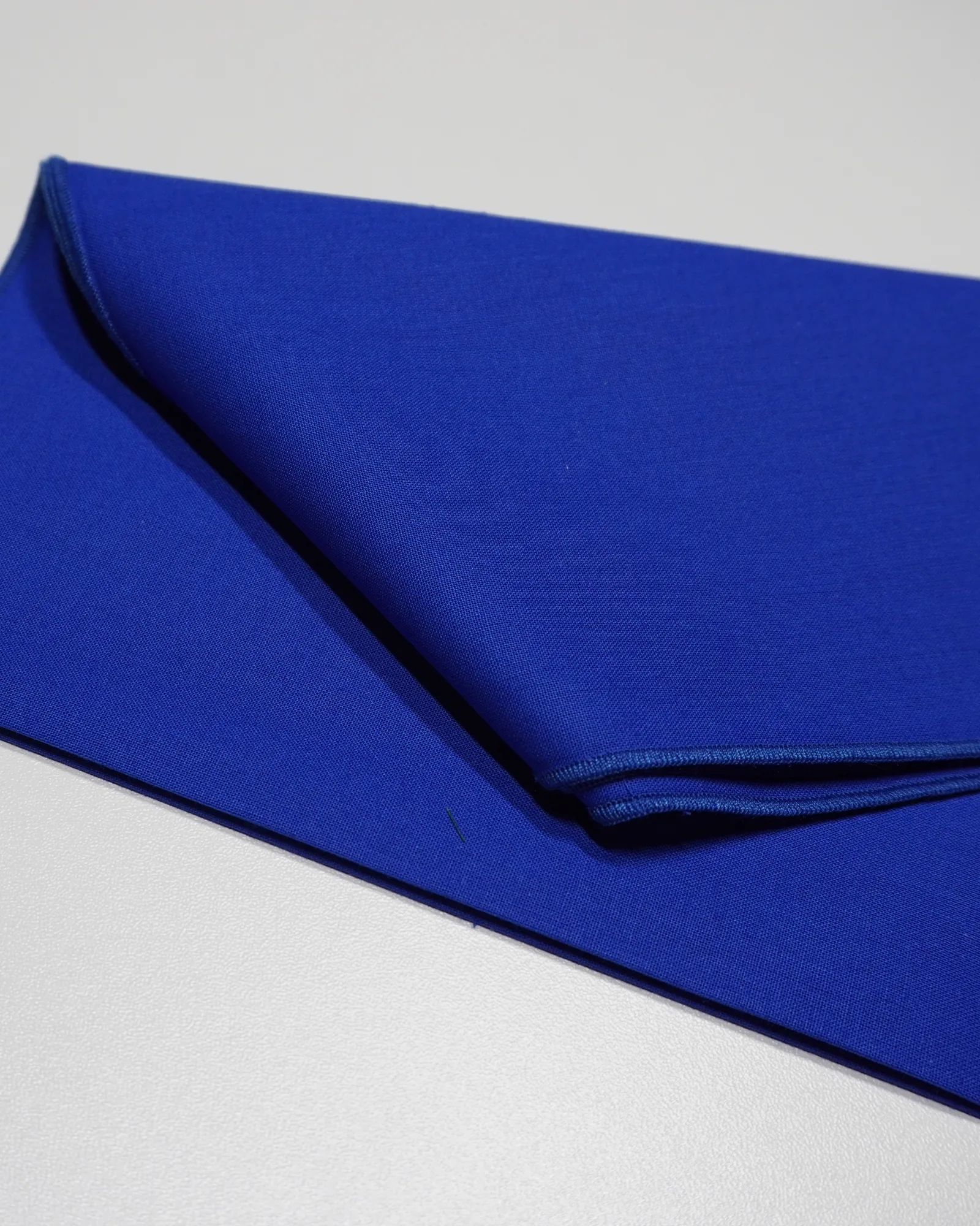 Foulard 05 · Bleu froid sombre vif, drapé