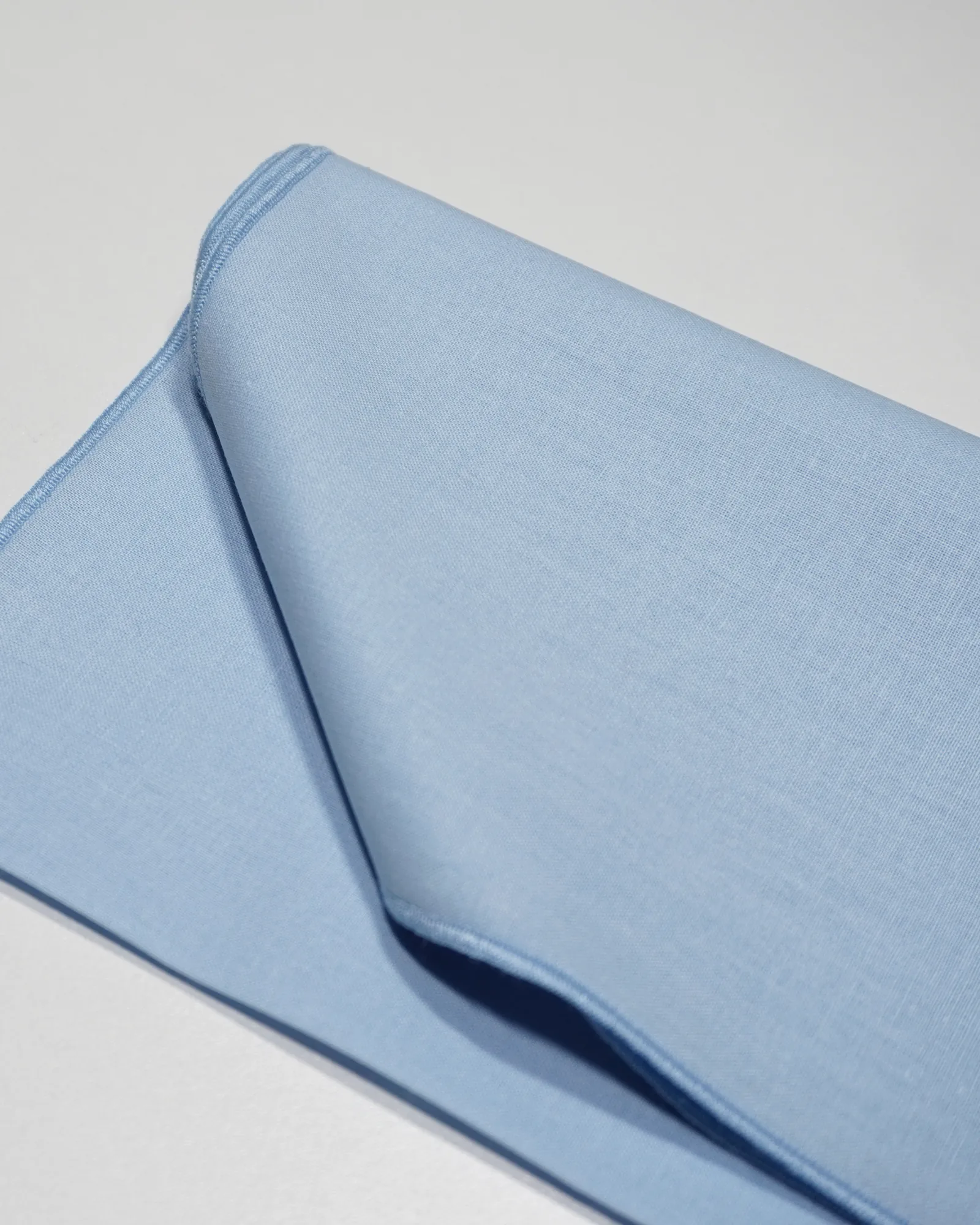 Foulard 08 · Bleu froid clair doux, drapé