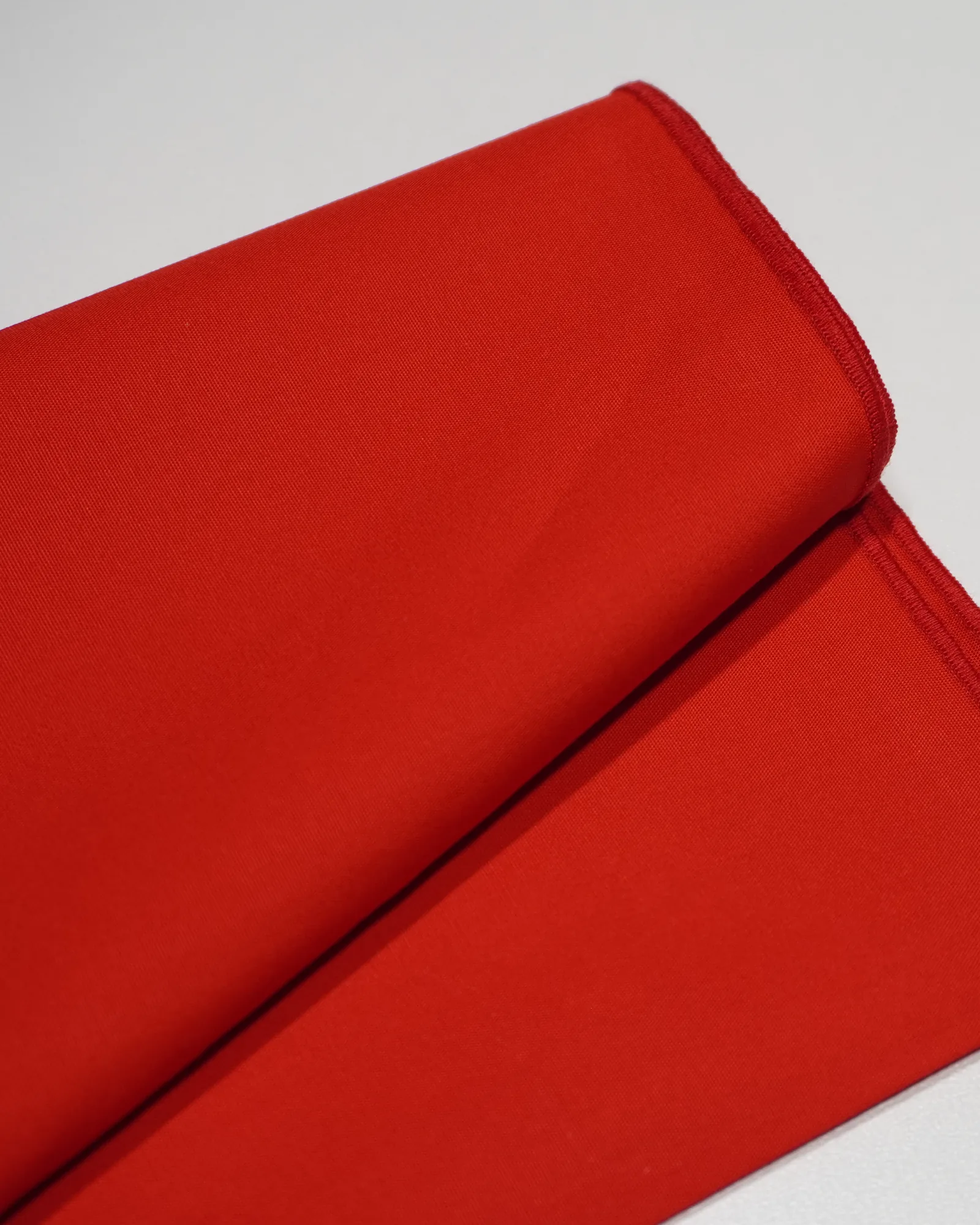 Foulard 13 · Rouge chaud sombre vif, drapé