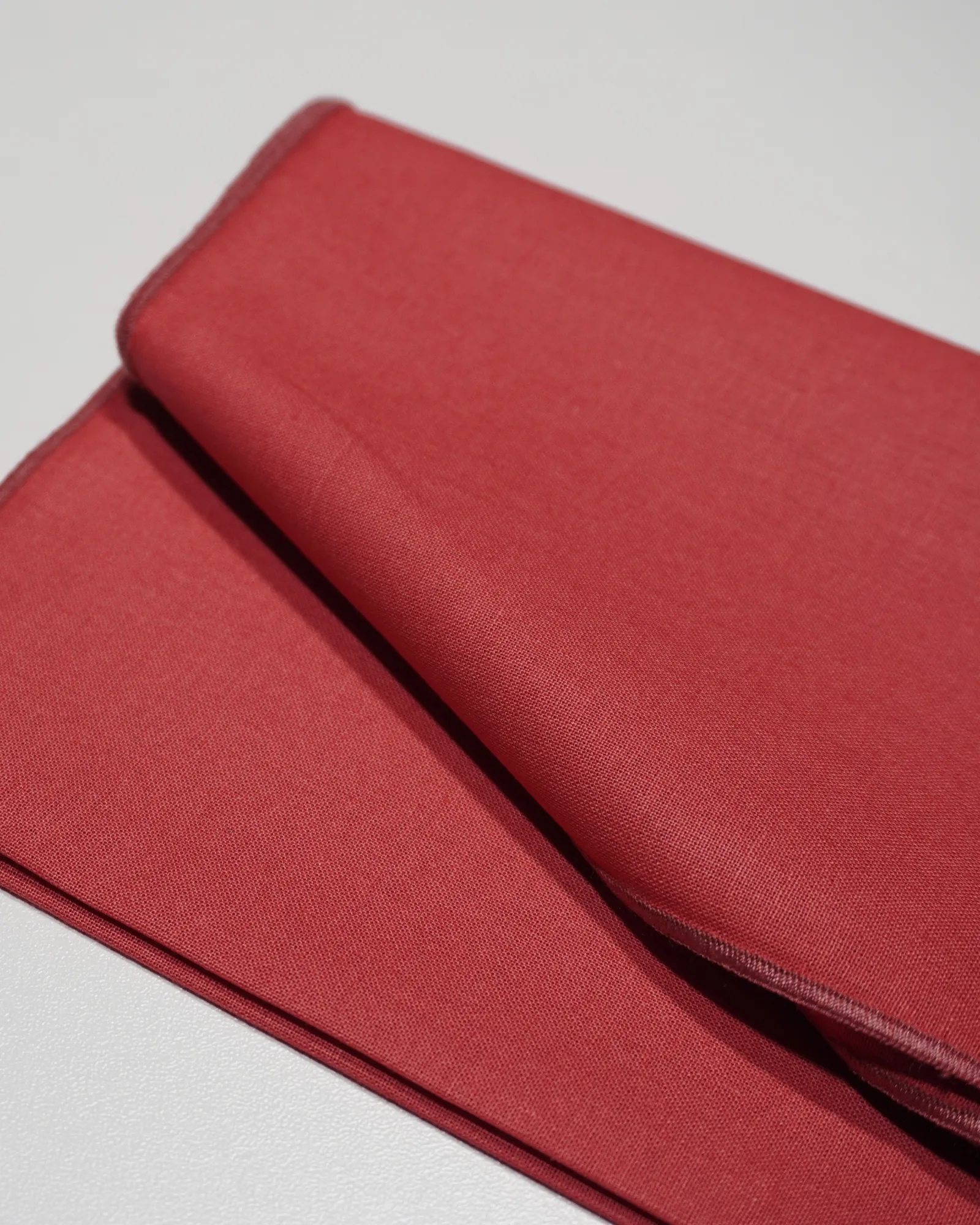 Foulard 14 · Rouge chaud sombre doux, drapé