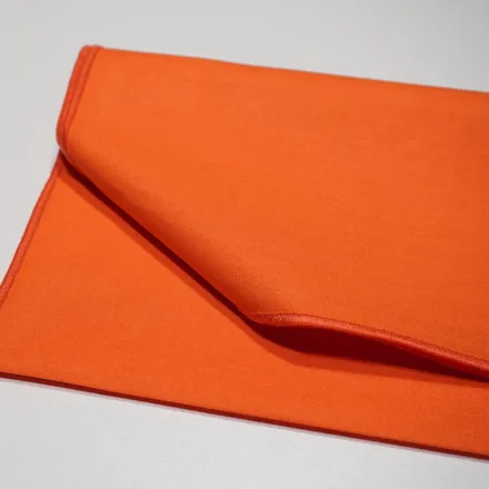 Foulard 15 · Rouge chaud clair vif, drapé