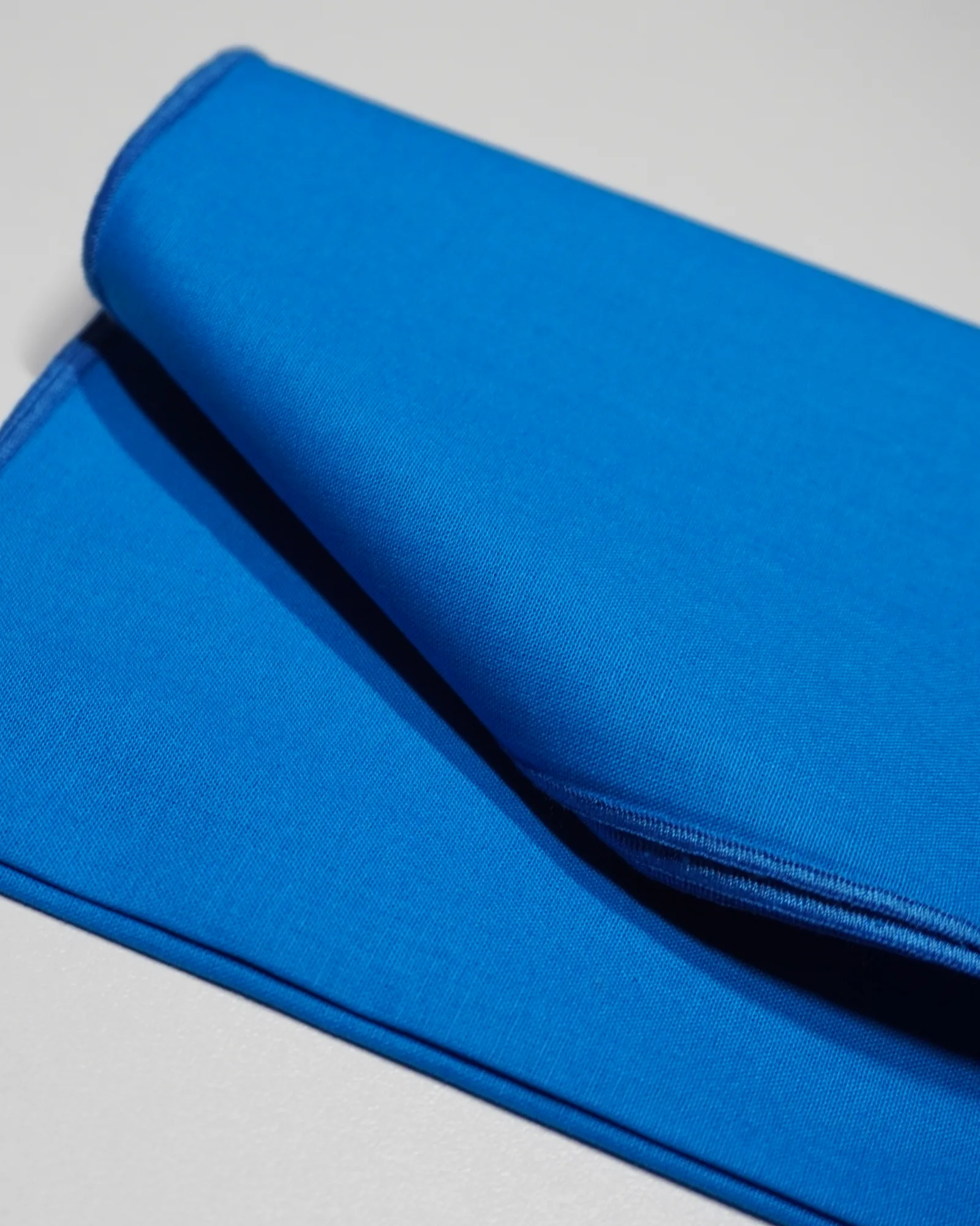 Foulard 17 · Bleu chaud sombre vif, drapé