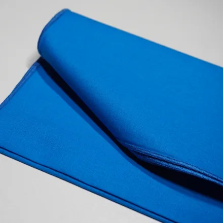 Foulard 17 · Bleu chaud sombre vif, drapé