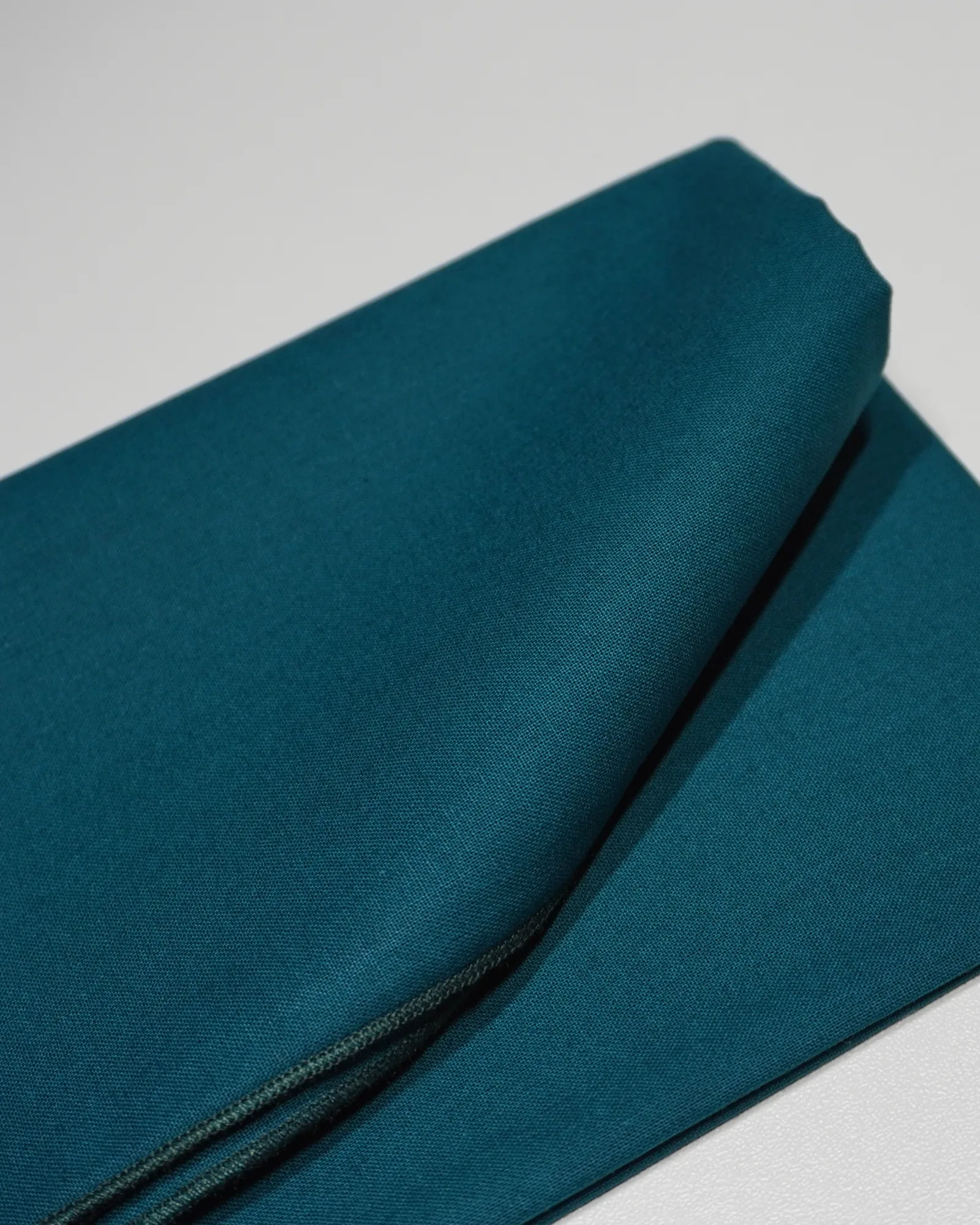 Foulard 18 · Bleu chaud sombre doux, drapé