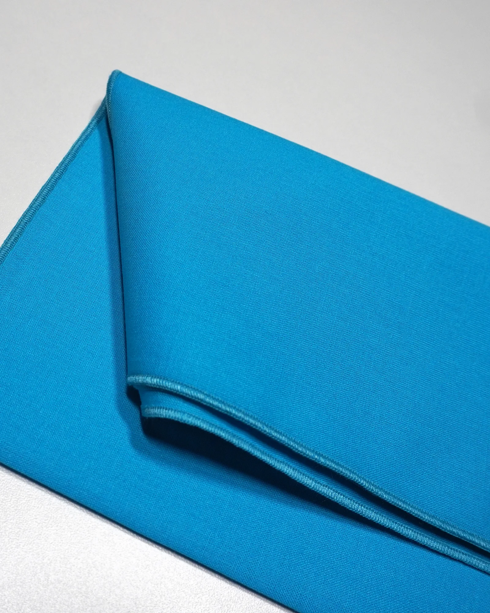 Foulard 19 · Bleu chaud clair vif, drapé