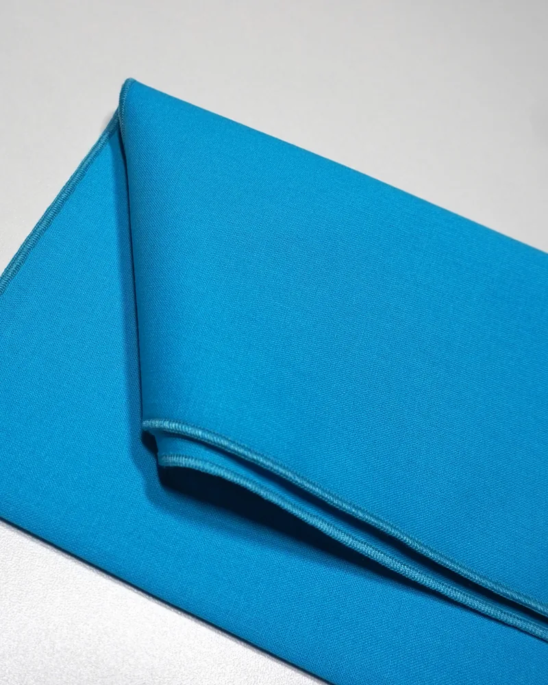 Foulard 19 · Bleu chaud clair vif, drapé