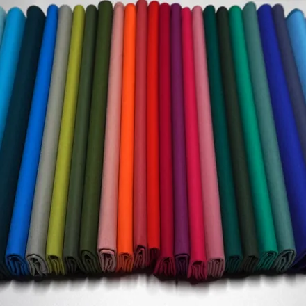 Les 24 foulards roulés et alignés
