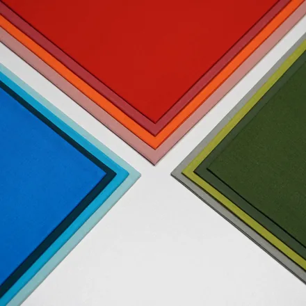 Les 12 teintes chaudes, groupées par couleur : rouges, bleus et verts