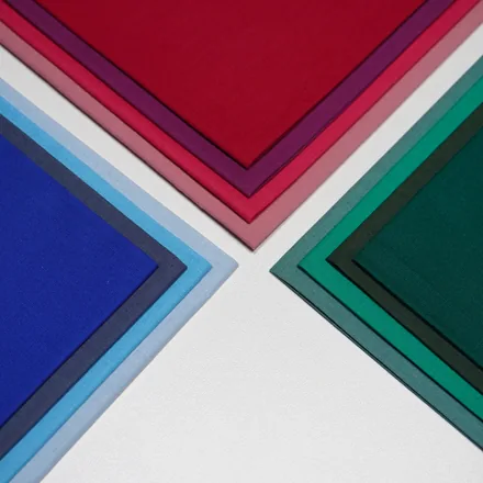 Les 12 teintes froides, groupées par couleur : rouges, bleus et verts
